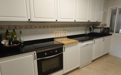 Precioso apartamento de planta baja con terraza grande.